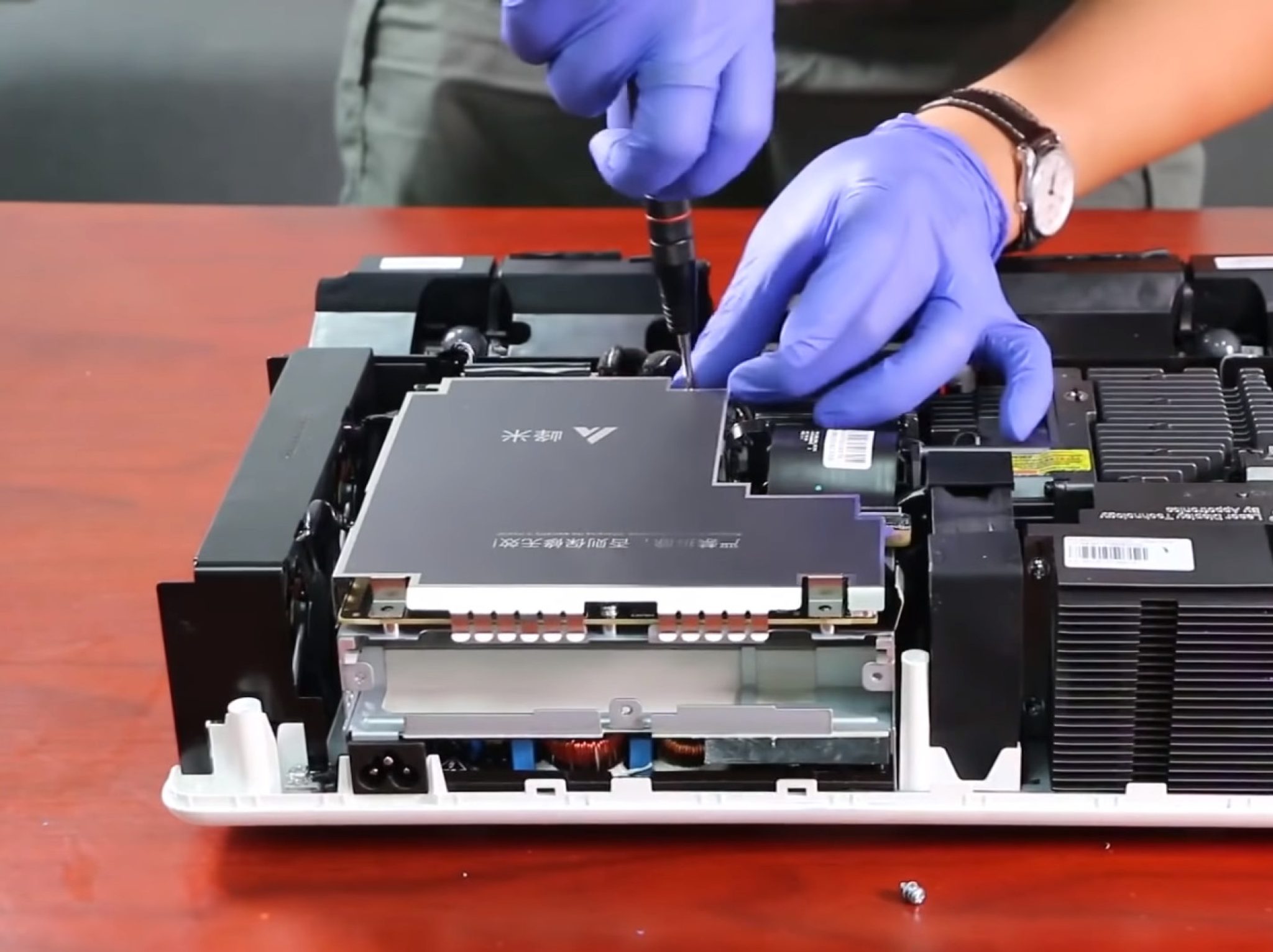 How do laser projectors work? Types of laser projectors