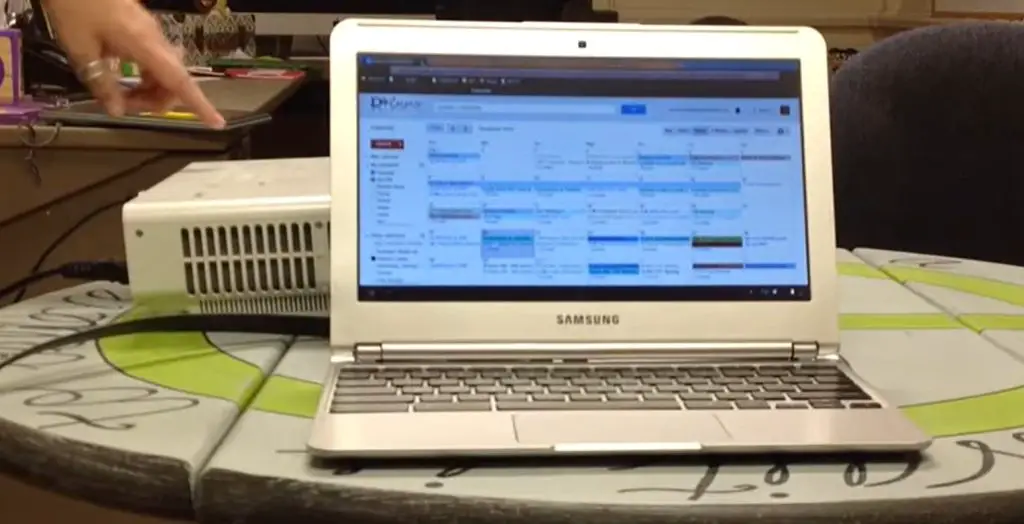 How to connect a Chromebook to a projector? (Easy ways)