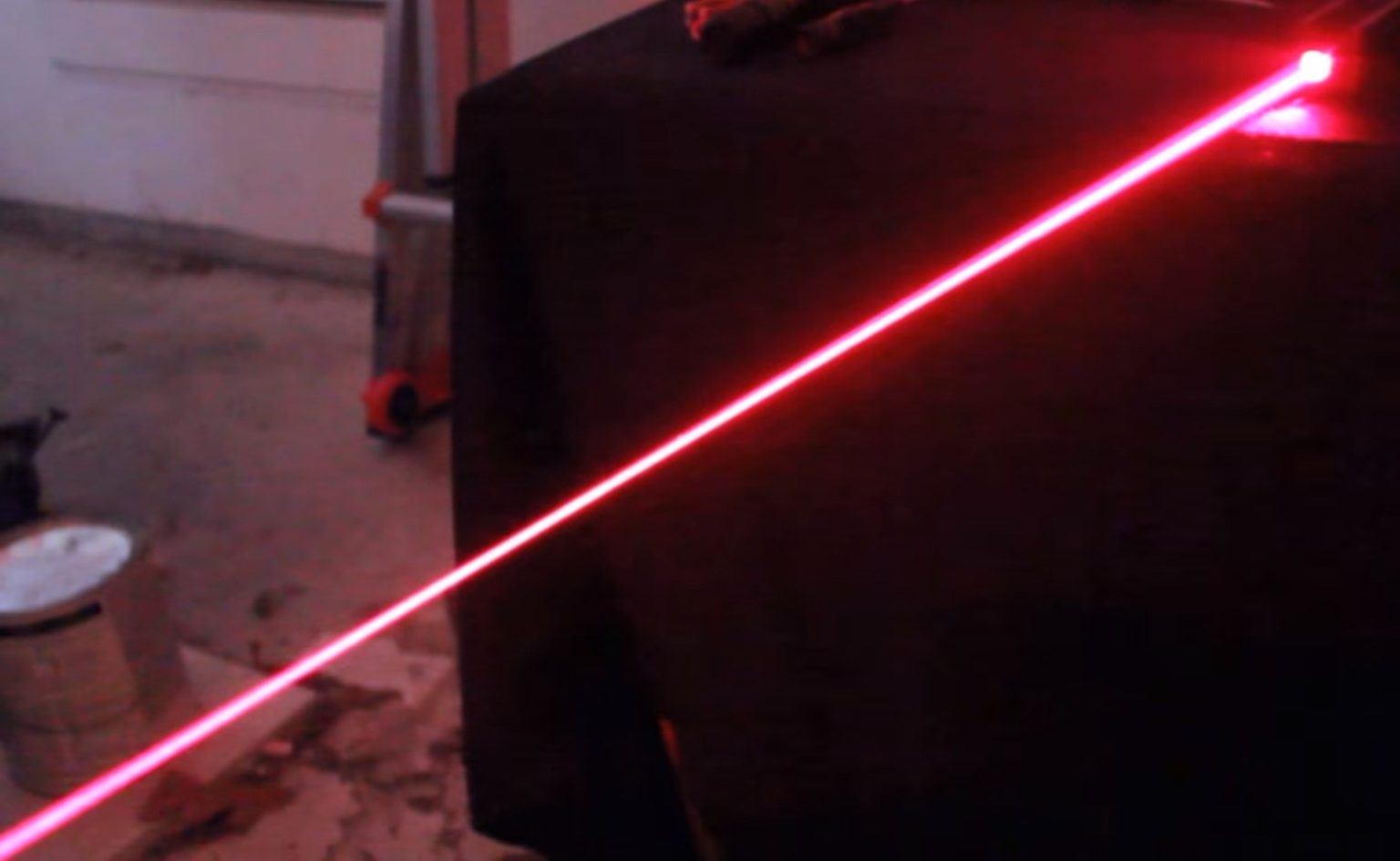 How do laser projectors work? Types of laser projectors