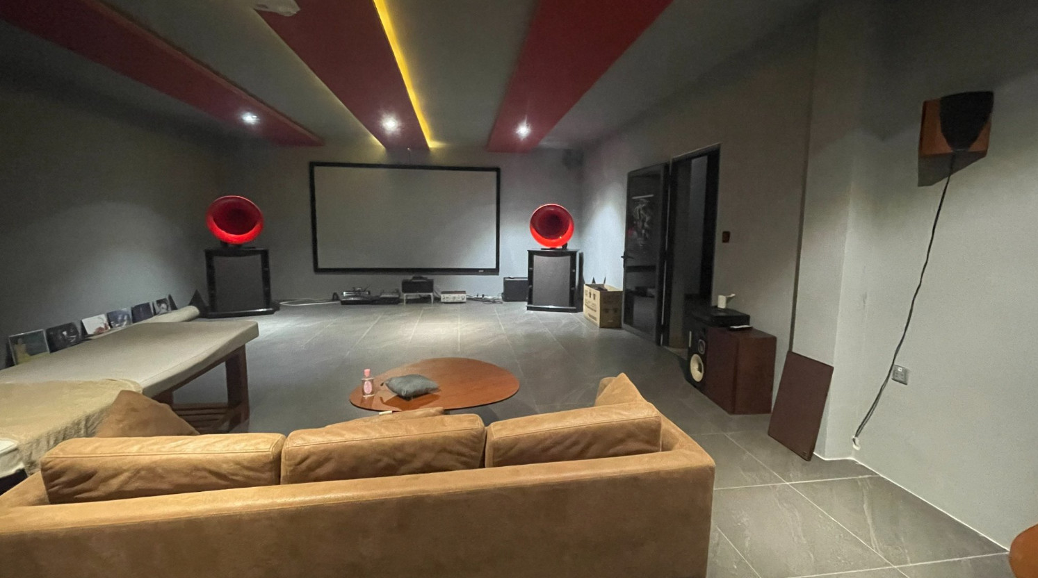 How do projectors work with TV?