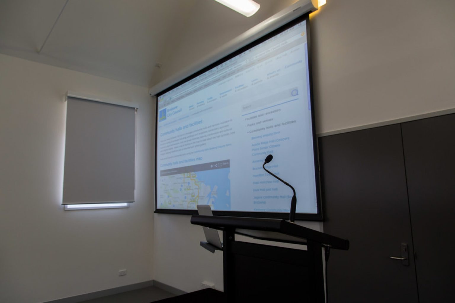 How to hang projector screen from ceiling? 5 Steps